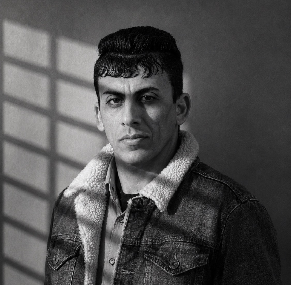 وێنەی خۆت ئەپلۆد بکە Monochrome Shadow