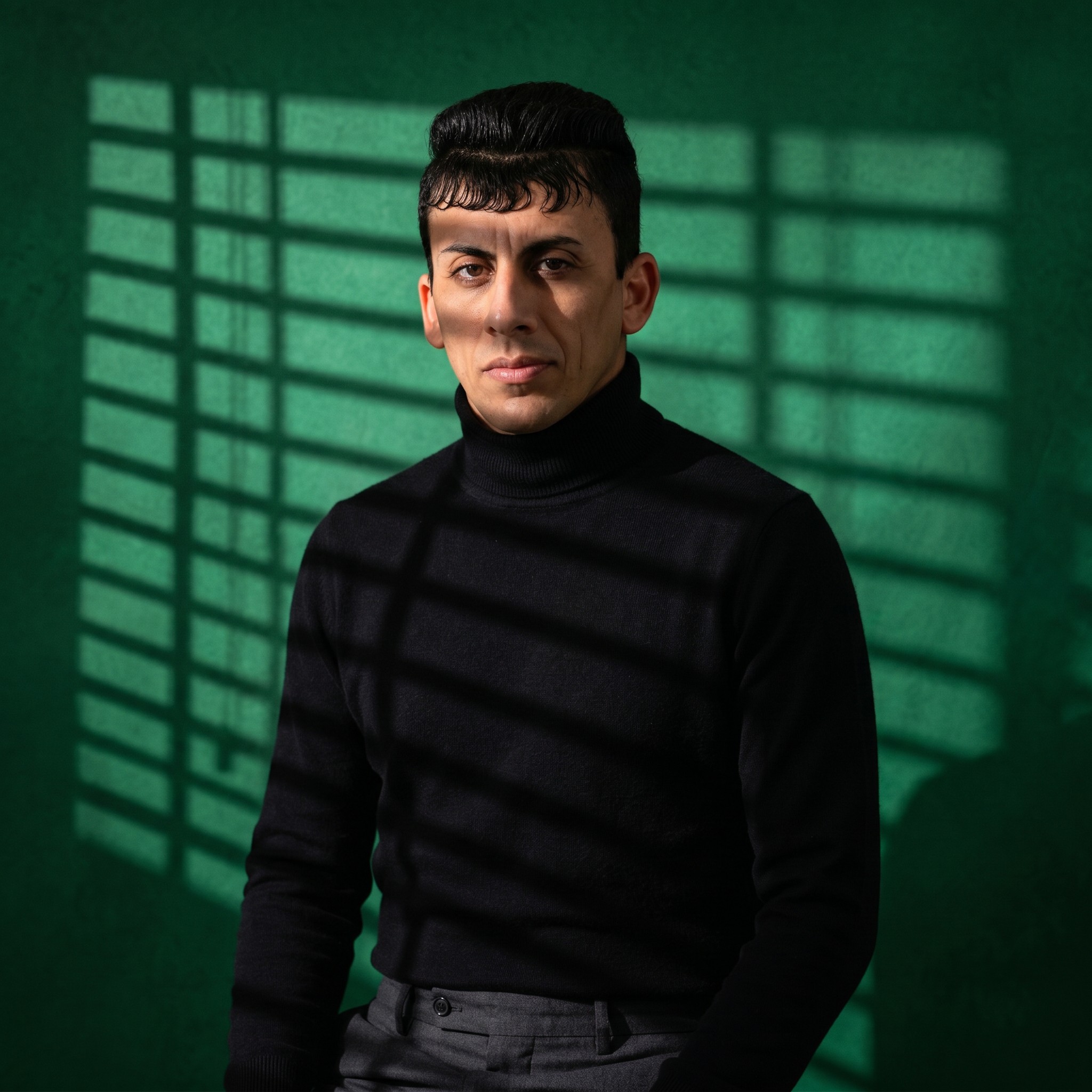 وێنەی خۆت ئەپلۆد بکە Artistic Gobo lighting studio portrait