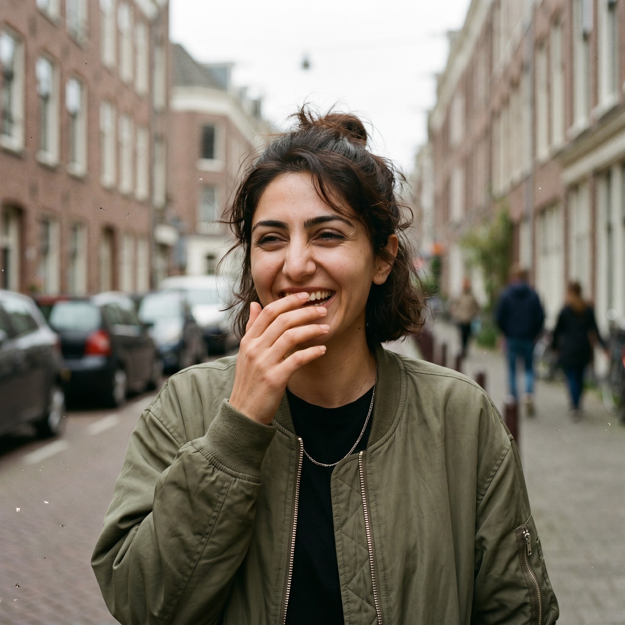 وێنەی خۆت ئەپلۆد بکە a young woman caught mid-laugh